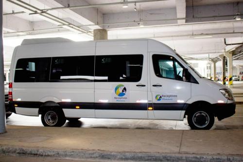 un furgone bianco parcheggiato in un garage di Receptivos Manaus a Manaus