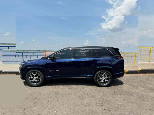 un SUV blu parcheggiato vicino all'oceano di Receptivos Manaus a Manaus