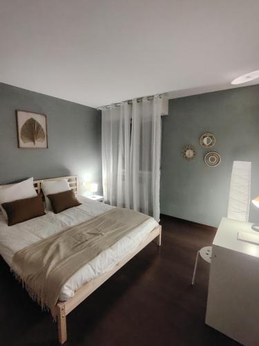 une chambre avec un grand lit dans une pièce dans l'établissement Appartement plein centre ville, chaleureux et spacieux, à Cholet