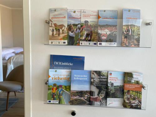 a book shelf with books on it at Ferienhaus Kreuttal in Hautzendorf