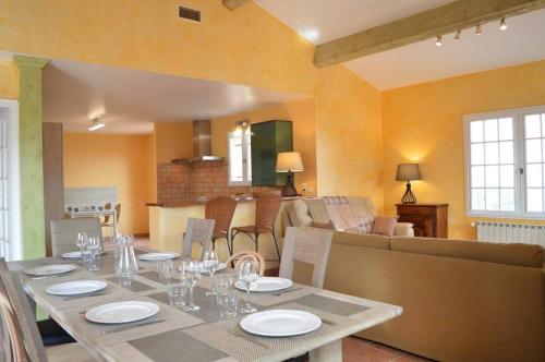 une salle à manger avec une table et un salon dans l'établissement Villa 5 pièces 8 couchages BANYULS SUR MER BN000-A03, à Banyuls-sur-Mer