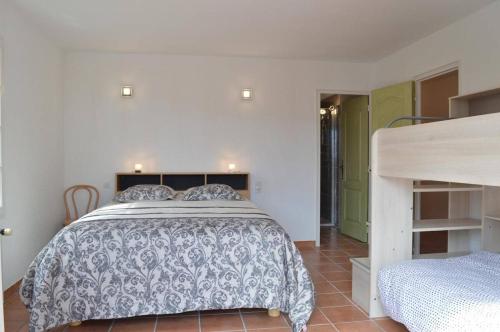 une chambre avec un lit et un lit superposé dans l'établissement Villa 5 pièces 8 couchages BANYULS SUR MER BN000-A03, à Banyuls-sur-Mer