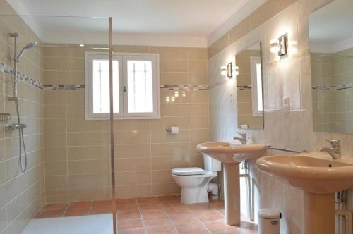 une salle de bain avec toilettes, lavabo et douche dans l'établissement Villa 5 pièces 8 couchages BANYULS SUR MER BN000-A03, à Banyuls-sur-Mer