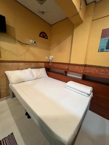 A television and/or entertainment centre at USA Hostel HONG KONG