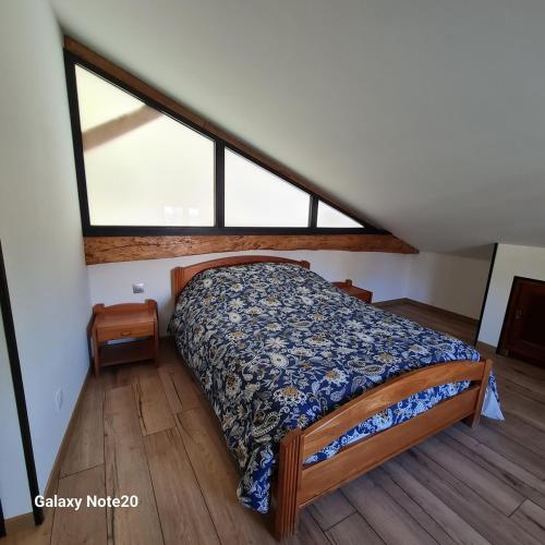 un lit dans une chambre avec une fenêtre dans l'établissement Gite PMR Adapté Futuroscope Aquascope Center Parc Mecanick & Ko, à Mirebeau