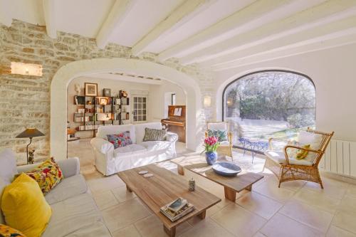 un salon avec un canapé et une table dans l'établissement Mas du Micocoulier, à Paradou