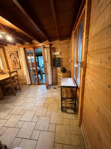 Kuchyň nebo kuchyňský kout v ubytování Panoramic Bungalow Sint Gillis-Waas