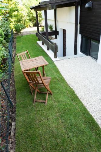 a picnic table and a bench sitting on the grass at Le Souterrain Ferienwohnung Gimmeldingen in Neustadt an der Weinstraße
