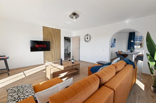 a living room with a couch and a table at DREAMLEAF - LUXURY - NATURE - free parking in Günzburg