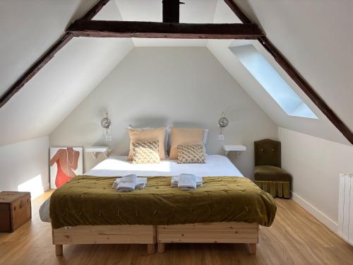 1 dormitorio con 1 cama grande en el ático en Bajocasse Apt duplex spacieux 3 ch 2 sdb cosy plein centre Bayeux décoration élégante proche plages du débarquement, en Bayeux