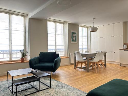 un salon avec un canapé, une table et des chaises dans l'établissement Bajocasse Apt duplex spacieux 3 ch 2 sdb cosy plein centre Bayeux décoration élégante proche plages du débarquement, à Bayeux