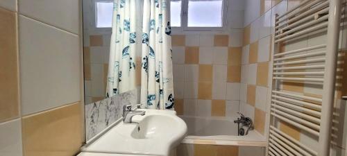 une salle de bain avec un lavabo et un miroir dans l'établissement 