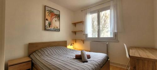 une chambre avec un lit avec une grande fenêtre dans l'établissement 