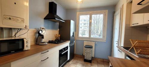 une cuisine avec une cuisinière et une fenêtre. dans l'établissement 