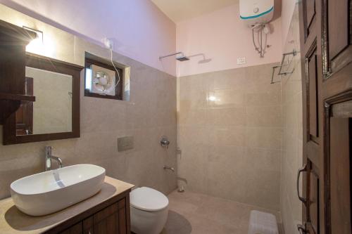 Ένα μπάνιο στο The Pavilion Udaipur - A Luxury Pet Friendly Stay in Udaipur