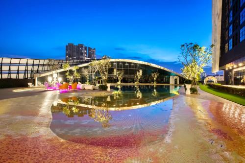 widok na budynek ze stawem w nocy w obiekcie Arte Mont Kiara Kuala Lumpur w Kuala Lumpur