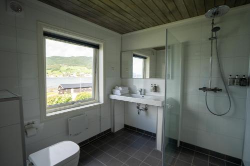 Ένα μπάνιο στο Eidsvåg Fjordhotell