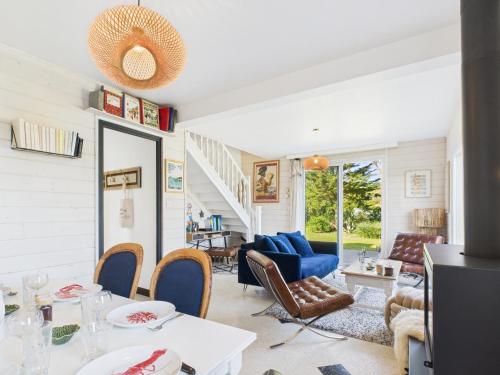 un salon avec une table et des chaises dans l'établissement Ty Gwen Mar - maison les pieds dans l'eau pour 6, à Plouguerneau