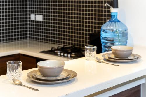 ナイロビにあるHarrys Nairobi Oasis at Astoria Apartmentsのテーブル(皿、ボウル、ボトル入り飲料水1本付)