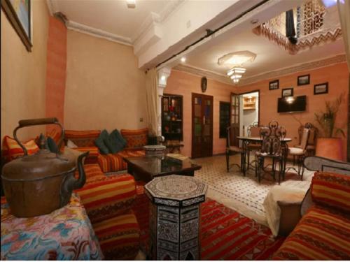 sala de estar con sofá y mesa en Riad Maison Aicha, en Marrakech
