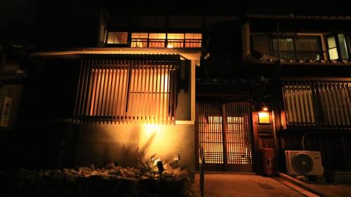 a building lit up at night with a fire place at ならまちヴィラ神奈寐 in Nara