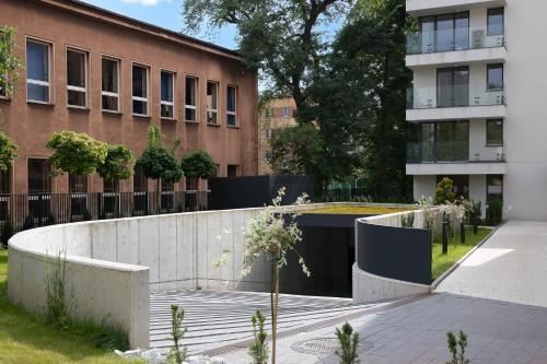 Κήπος έξω από το Metropolis Apartments