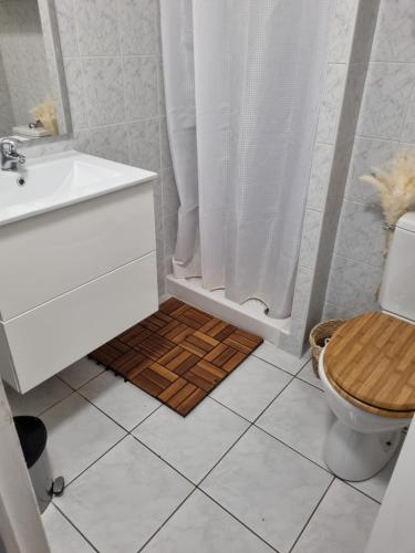 une salle de bain avec toilettes, lavabo et douche dans l'établissement Location saisonnière, à Agde