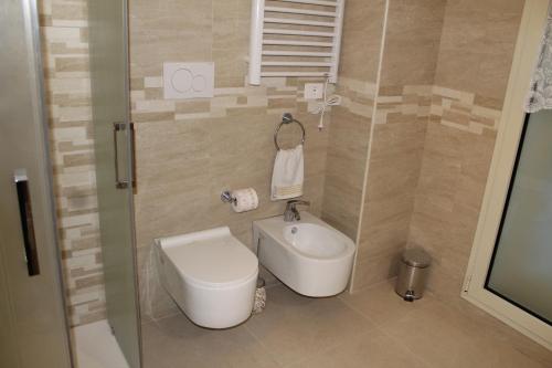 a small bathroom with a toilet and a sink at Le Dolci Dimore di Ila e Simo - Giulietta in San Pietro in Lama