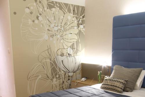 Una cama o camas en una habitación de Hotel Plaza - site du Futuroscope