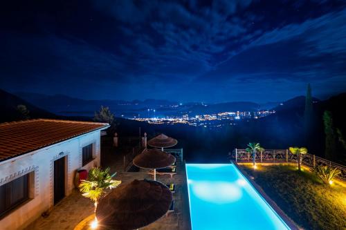 Bazén v ubytování The View Villa Lefkada nebo v jeho okolí