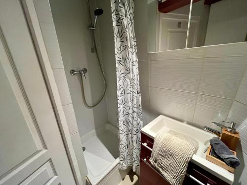 une salle de bain avec un rideau de douche et un lavabo dans l'établissement Tout à pied ! Gare & Vieux Rouen - 367, à Rouen