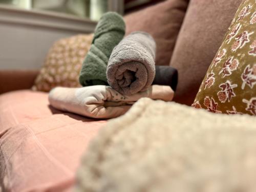 une personne détenant un animal farci sur un canapé dans l'établissement Tout à pied ! Gare & Vieux Rouen - 367, à Rouen