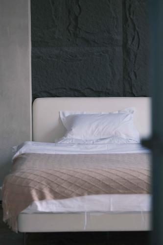Ein Bett oder Betten in einem Zimmer der Unterkunft Xi You Hotel禧又 - near Xi'an City Wall, Daming Palace, with ticket service for featured scenic spots ,Paid Airport shuttle and tour charter services available,Welcome gifts and a cup of freshly ground coffee