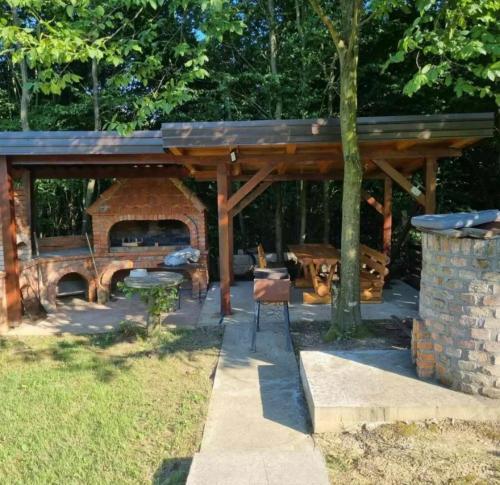 StanoviにあるVila Zvezdaraの木造パビリオン(ピクニックテーブル、グリル付)