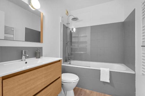 une salle de bain avec une baignoire, des toilettes et un lavabo dans l'établissement Spacious Apartment Blagnac Parking-Tram-Airport, à Blagnac