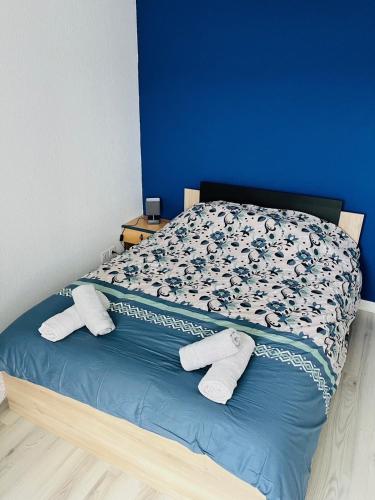 un lit avec deux paires de chaussettes blanches dans l'établissement Trestraou 2P Apartment with a small sea view, à Perros-Guirec