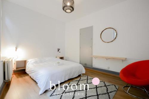 une chambre avec un lit blanc et une chaise rouge dans l'établissement Nancy vieille ville Place St Epvre le 2 chambres des Dames, à Nancy