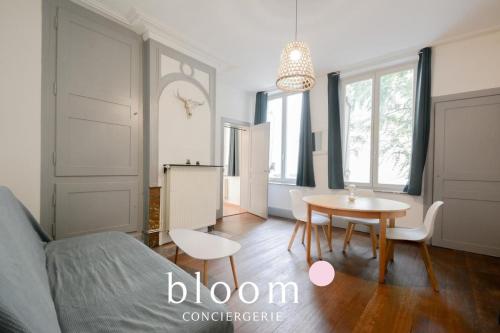 une chambre avec un lit et une table et une salle à manger dans l'établissement Nancy vieille ville Place St Epvre le 2 chambres des Dames, à Nancy