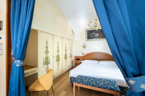 A bed or beds in a room at Hotel Santa Prisca