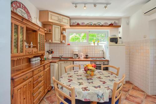 Kuchyň nebo kuchyňský kout v ubytování Rent a Vacation House in Kotor Bay