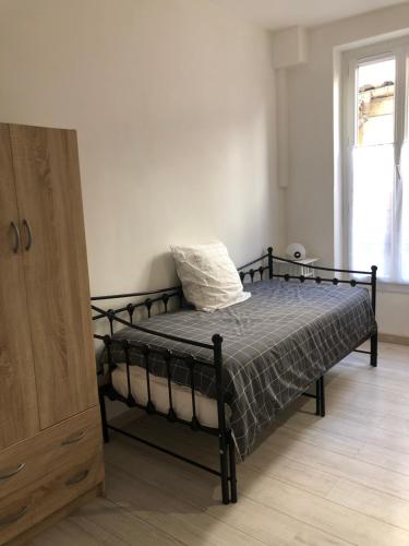 une chambre avec un lit avec un oreiller dessus dans l'établissement MER & SOLEIL- COSY APT 3 CHAMBRES Confortable au cœur de Nice, à Nice