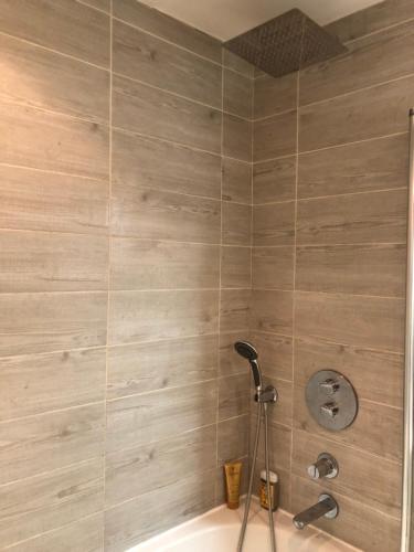 La salle de bains est pourvue d'une douche et d'une baignoire. dans l'établissement MER & SOLEIL- COSY APT 3 CHAMBRES Confortable au cœur de Nice, à Nice