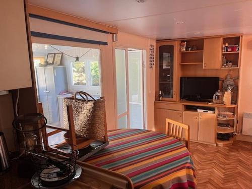 un salon avec une cuisine et une table dans l'établissement Résidence cote de lumière, à Les Sables-dʼOlonne