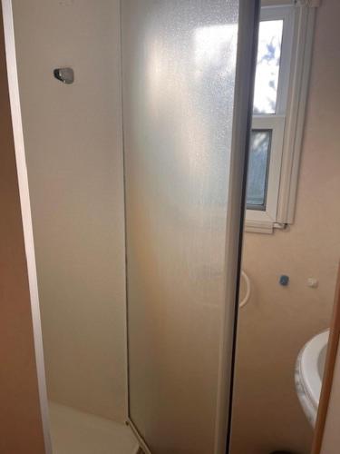 une salle de bain avec une douche avec un lavabo et une fenêtre dans l'établissement Résidence cote de lumière, à Les Sables-dʼOlonne