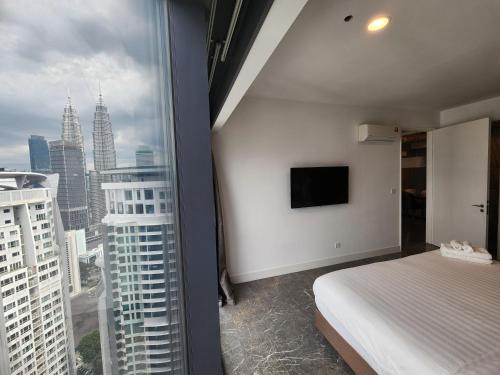 Ένα ή περισσότερα κρεβάτια σε δωμάτιο στο The Platinum 2 Premium Suite by Reluxe