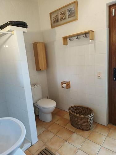 une salle de bain avec toilettes et lavabo dans l'établissement Villa Provence élégante climatisée, à Oppède