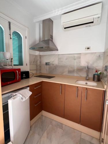 a kitchen with a sink and a microwave at Estudio superior con vistas y pequeña terraza en Maro in Maro