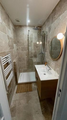 une salle de bain avec une baignoire, un lavabo et une douche dans l'établissement Appartement cosy à Saint-Denis, 35 m², pour 4 personnes, à Saint-Denis