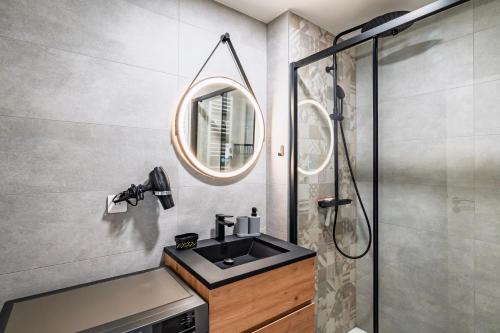 a bathroom with a sink and a shower at Ostwald - Tram à 4min et 20min du centre de Stras - Confort familial in Ostwald