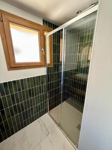 a bathroom with a shower and a window at Appt Rénové et Moderne - 3 chambres - Châtel - Multi Pass - MÉNAGE INCLUS in Châtel